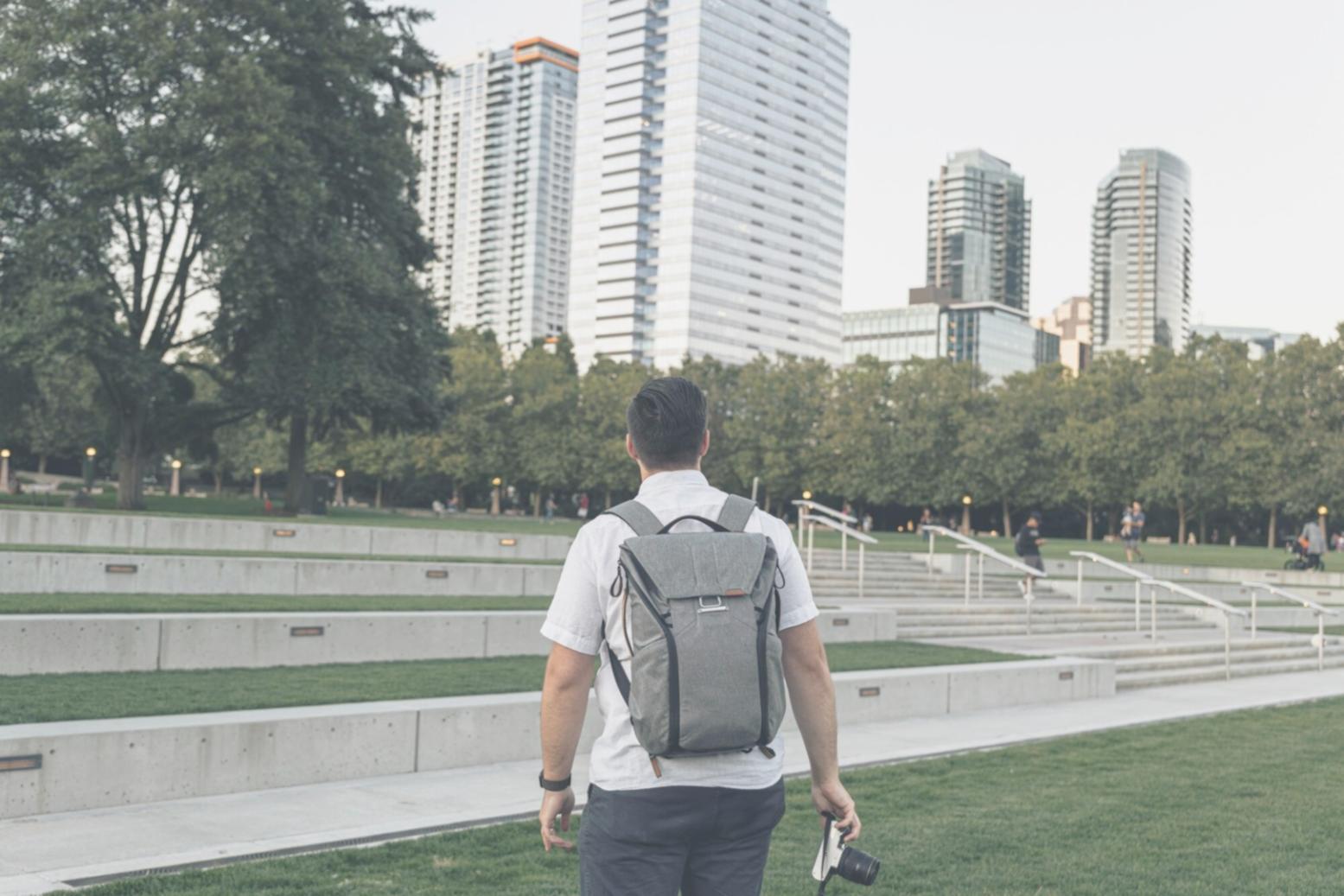 Teilnehmerin plant Budget mit Arbeitsunterlagen